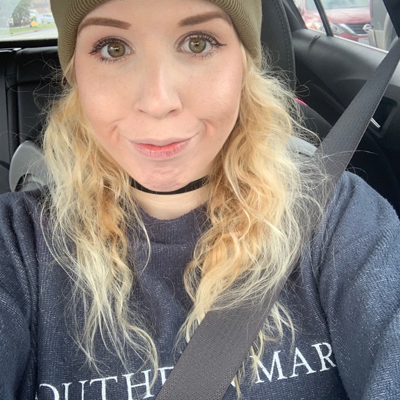 READ 🖤—Meet your Posher, Ann - Picture 1 of 3